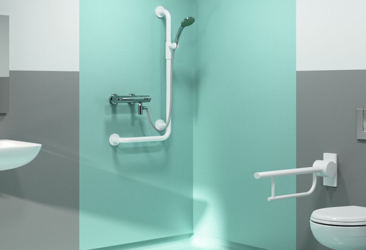 Το τηλέφωνο ντους τοποθετημένο πάνω σε μια στήλη 